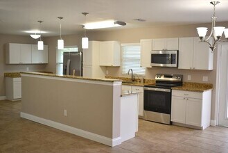 826 Palama Way in Lantana, FL - Building Photo - Building Photo