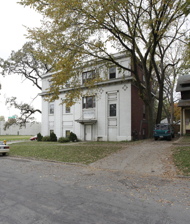 Drake Manor in Des Moines, IA - Building Photo