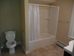 11 W Green St, Unit 2 in Easthampton, MA - Foto de edificio - Building Photo