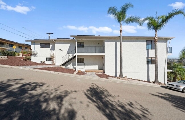 4887 Randall St in San Diego, CA - Foto de edificio - Building Photo