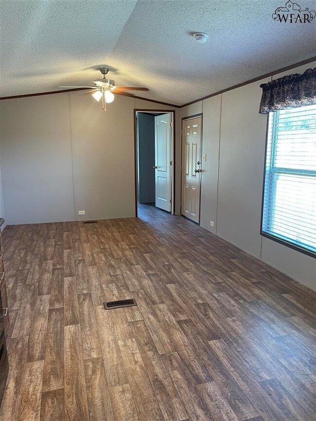 1007 S Wall St in Iowa Park, TX - Building Photo - Building Photo