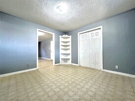 425 E Park Dr in Alvin, TX - Building Photo