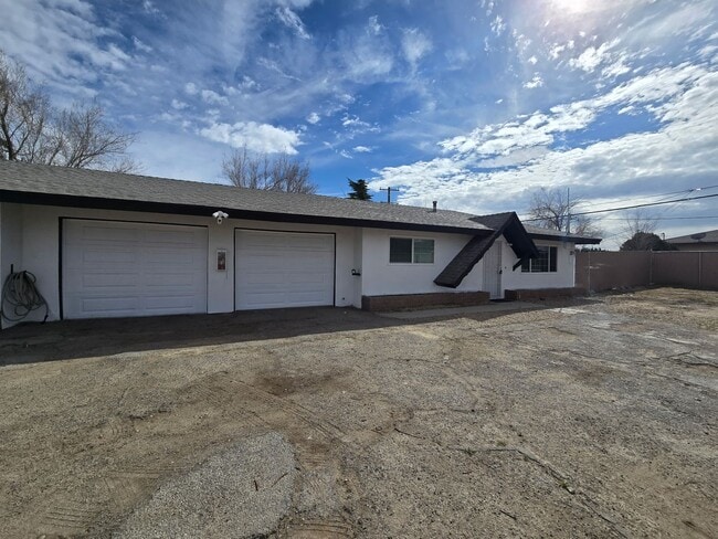 16109 Spruce St in Hesperia, CA - Building Photo - Building Photo