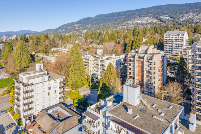 1765 Duchess Ave in West Vancouver, BC - Building Photo - Building Photo