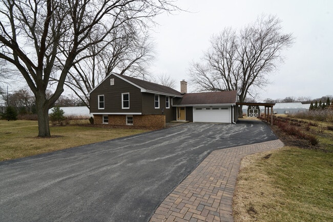 1070 Center Dr in South Elgin, IL - Building Photo - Building Photo