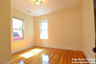 5 Smythe St, Unit 2 in Brookline, MA - Foto de edificio - Building Photo