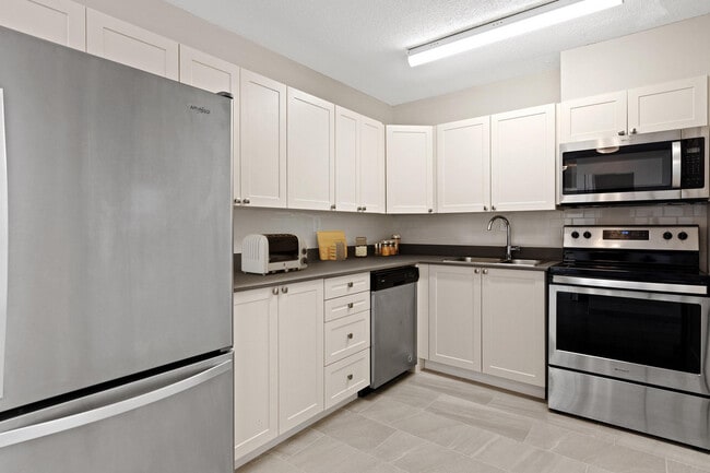 Willowbrook Apartments in Ottawa, ON - Building Photo - Building Photo