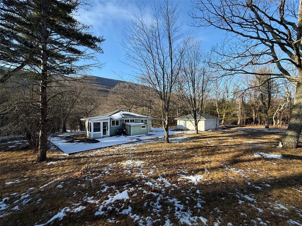 604 Manorville Rd in Saugerties, NY - Building Photo