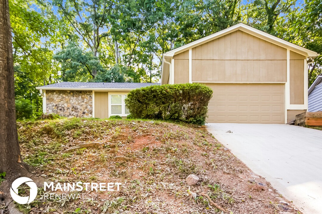 858 Martin Rd in Stone Mountain, GA - Foto de edificio