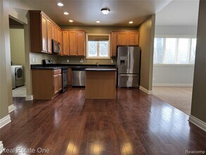 1030 Oakwood Dr in Bloomfield Township, MI - Building Photo - Building Photo