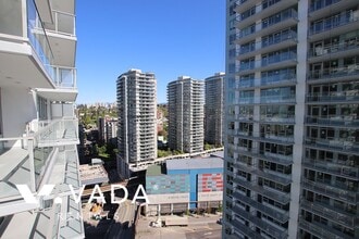 988 Quayside Dr in New Westminster, BC - Building Photo - Building Photo