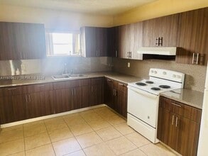 145 W 10th St in Hialeah, FL - Building Photo - Building Photo