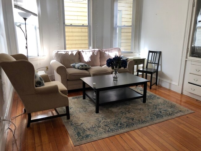 68 Beacon St, Unit 3 in Somerville, MA - Foto de edificio - Building Photo