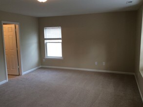 342 Ashdale Dr in Fuquay Varina, NC - Foto de edificio - Building Photo