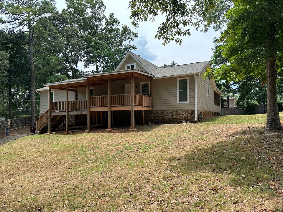 147 W Putnam Ferry Rd in Woodstock, GA - Building Photo