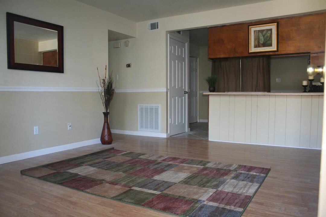 * SELLER FINANCING * - Crossing Brook Villas in Tallahassee, FL - Building Photo
