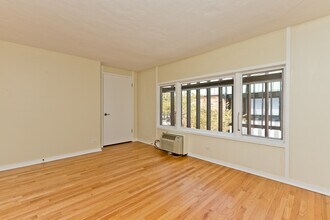 588 W Hawthorn Pl in Chicago, IL - Building Photo - Building Photo