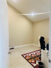 9901 Independence Ave, Unit D in Chatsworth, CA - Foto de edificio - Building Photo