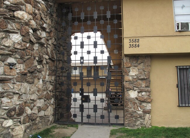 3584 Brenton Ave in Lynwood, CA - Building Photo - Building Photo