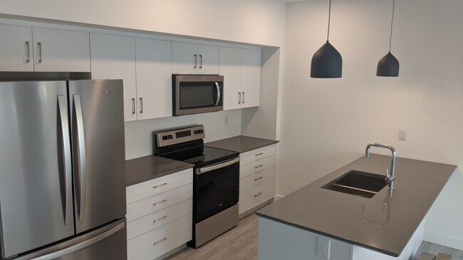 254-254 Wellington Crescent in Winnipeg, MB - Building Photo - Building Photo