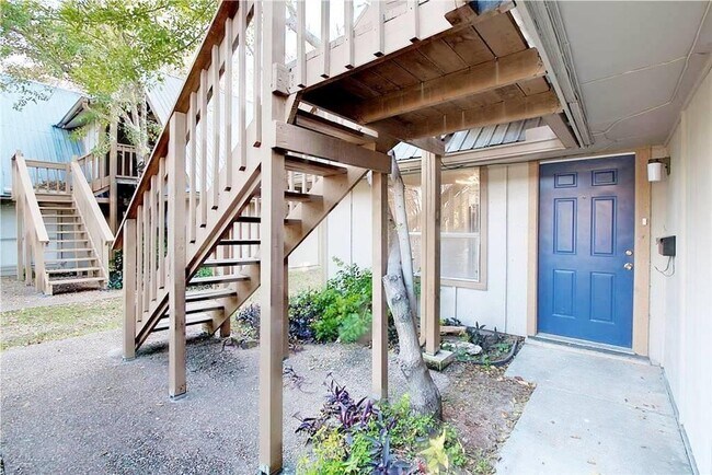 8612 Bowling Green Dr in Austin, TX - Building Photo - Building Photo