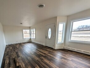 2031 Blue Dr in Pella, IA - Building Photo - Building Photo