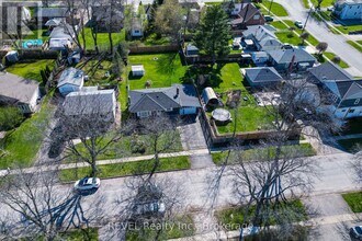 8685 Roosevelt Ave in Niagara Falls, ON - Foto de edificio - Building Photo