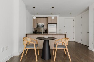 148 1st St in Jersey City, NJ - Foto de edificio - Building Photo