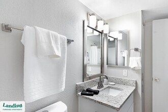 5704 W Thomas Rd, Unit 173 in Phoenix, AZ - Building Photo - Building Photo