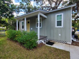 567 18th St E in Bradenton, FL - Building Photo