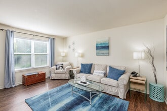 Hidenwood - Hiden Place Apartments in Newport News, VA - Foto de edificio - Interior Photo