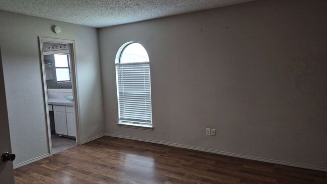 7412 Barbara Ct in Watauga, TX - Foto de edificio - Building Photo