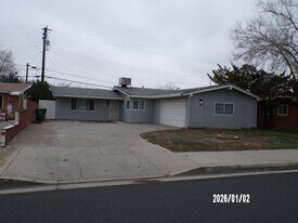 1021 W Ave J-8 in Lancaster, CA - Building Photo