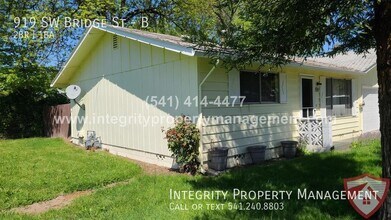 919 SW Bridge St, Unit B in Grants Pass, OR - Foto de edificio - Building Photo