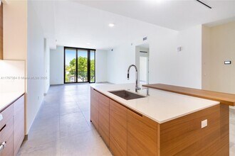 3581 E Glencoe St, Unit 3581 E Glencoe St # 307 in Miami, FL - Foto de edificio - Building Photo