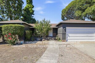 2107 Montgomery Dr in Santa Rosa, CA - Building Photo