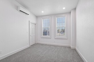 105 E Bremer Ave in Waverly, IA - Building Photo - Building Photo