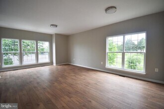 30 Barton Ct in Inwood, WV - Foto de edificio - Building Photo