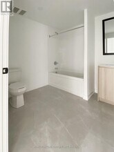 2000 Bathurst St in Toronto, ON - Building Photo - Building Photo