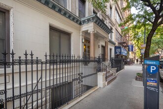 219 W 80th St in New York, NY - Foto de edificio - Building Photo