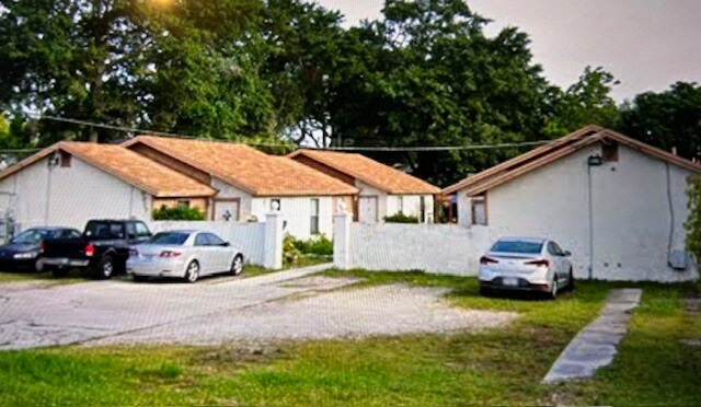 9927 Byrnes Rd, Unit 7 in Jacksonville, FL - Building Photo