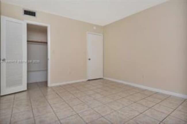2101 NE 68th St, Unit 103 in Fort Lauderdale, FL - Building Photo - Building Photo