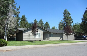 1636 SE Virginia Rd in Bend, OR - Foto de edificio - Building Photo