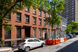 323 W 12th St in New York, NY - Building Photo - Building Photo