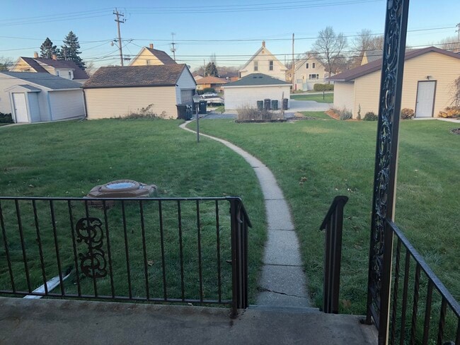 1414 Marquette Ave, Unit 2 upper in South Milwaukee, WI - Foto de edificio - Building Photo