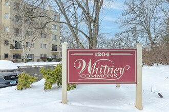 Whitney Commons in Hamden, CT - Foto de edificio - Building Photo