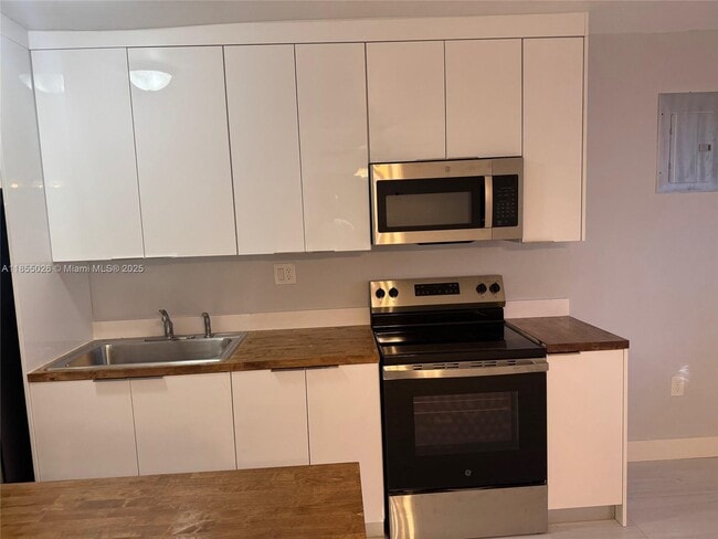 2233 NE 173rd St in North Miami Beach, FL - Building Photo - Building Photo