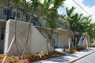 409 4th Ave N in Lake Worth, FL - Foto de edificio - Building Photo