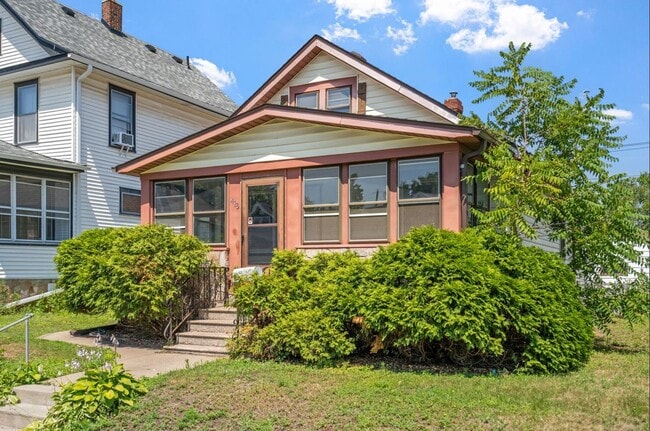 property at 1423 Thomas Ave W