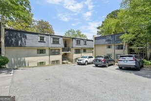 72 Montre Square NW in Atlanta, GA - Building Photo